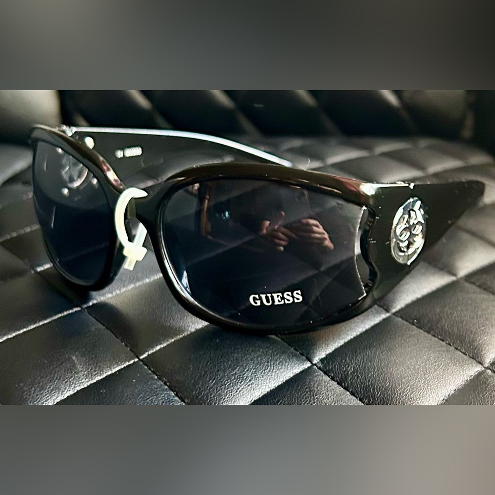 Vintage Women’s GUESS Black Sunglasses Oval with Dark Lenses and Logo 6482 New